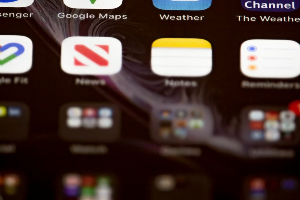 Pantalla de un celular llena de íconos de aplicaciones