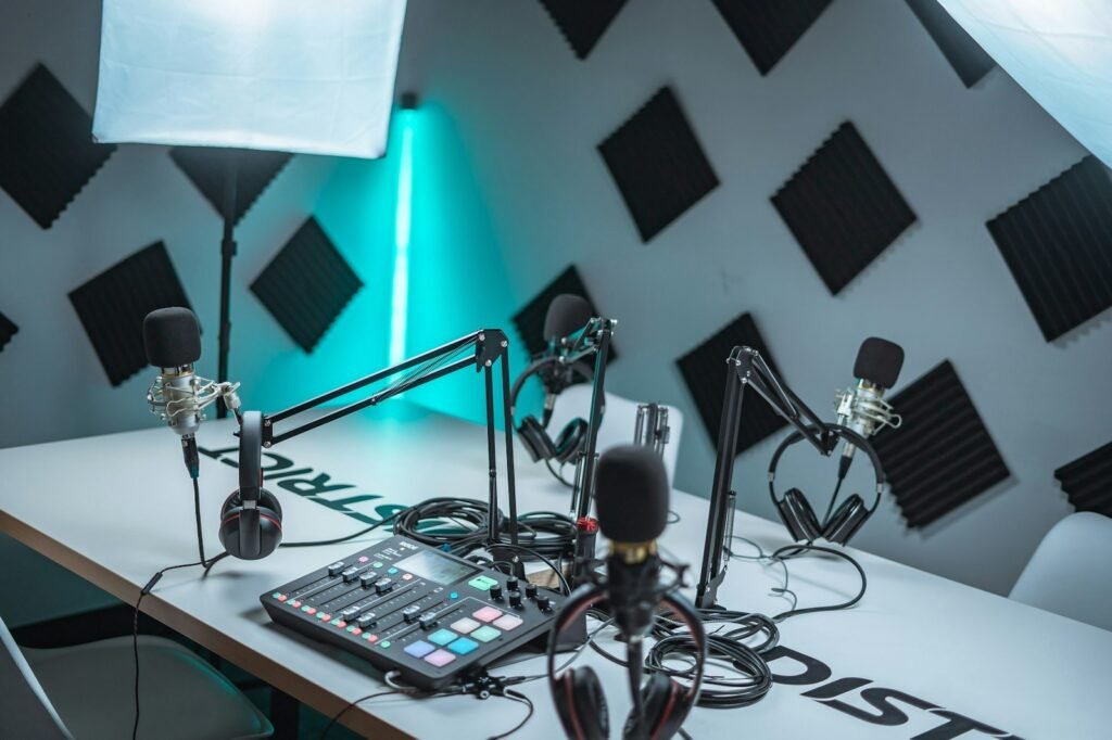 Estudio de grabación de podcast con micrófonos, auriculares y luces para video