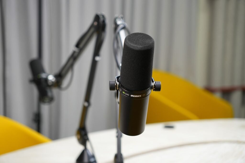 Micrófono dinámico con brazo en un estudio de grabación de podcast